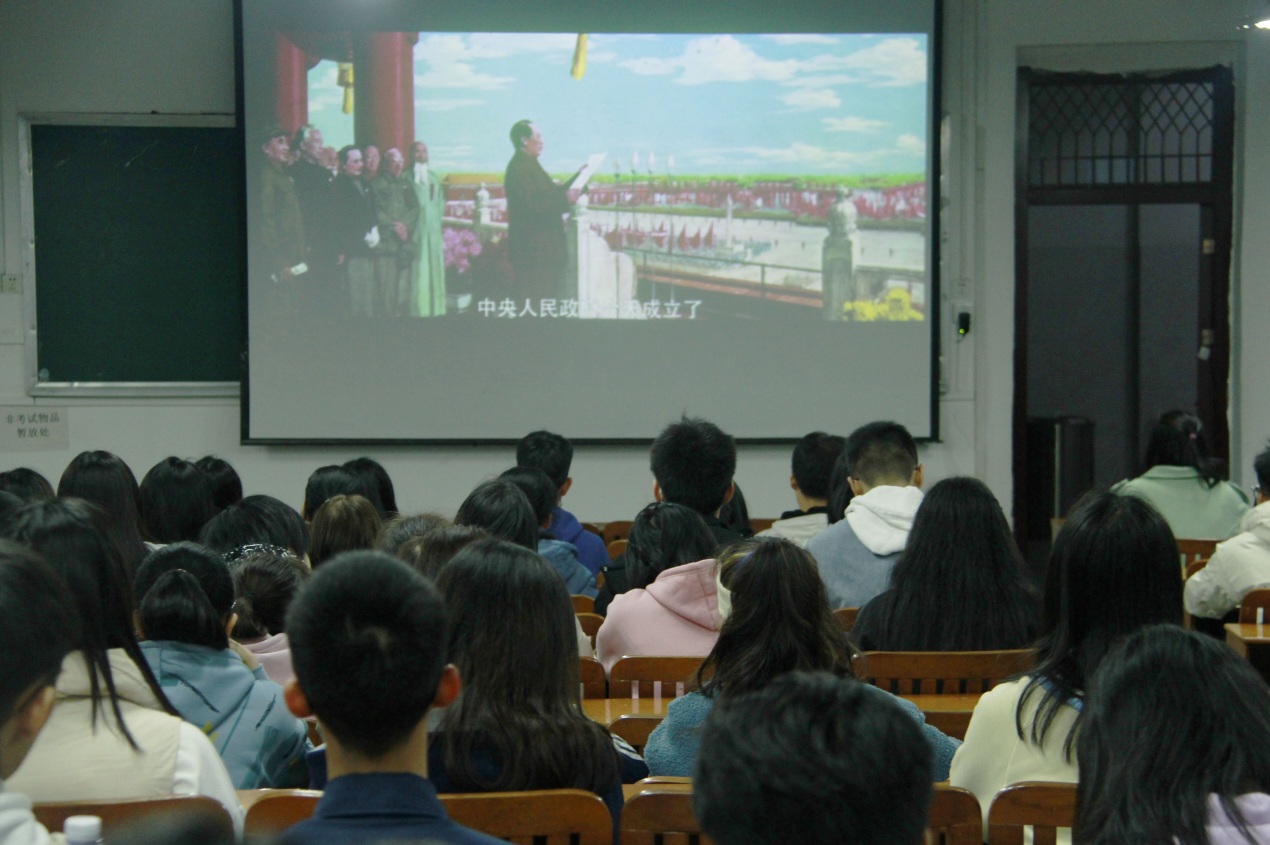 高举团旗跟党走，做新时代共青团——第四十六期团学班共上团课